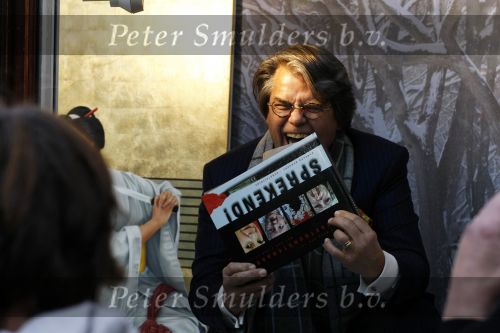 Amsterdam 19 november 2009
Emile Ratelband laat zich in de etalage van de Bonneterie schilderen. Patty Brard haakte af en werd vervangen door hem.
Peter Smulders bv