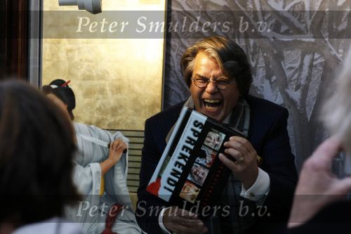 Amsterdam 19 november 2009
Emile Ratelband laat zich in de etalage van de Bonneterie schilderen. Patty Brard haakte af en werd vervangen door hem.
Peter Smulders bv