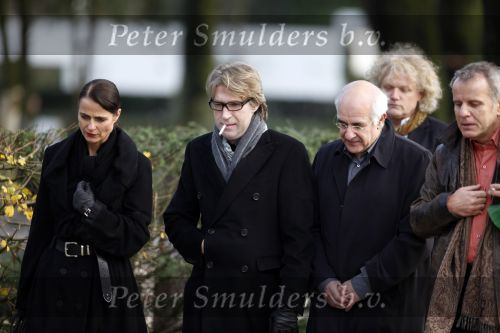 Amsterdam 8 december 2009
Begrafenis Ramses Shaffy op zorgvlied. Ramses vertrok met koets vanaf Carre. Daar waren Liesbeth List met man en dochter en Kitty Courbois. frank Boeijen met vrouw en Frits Spits
Peter Smulders bv