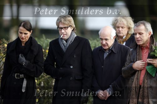 Amsterdam 8 december 2009
Begrafenis Ramses Shaffy op zorgvlied. Ramses vertrok met koets vanaf Carre. Daar waren Liesbeth List met man en dochter en Kitty Courbois. frank Boeijen met vrouw en Frits Spits
Peter Smulders bv