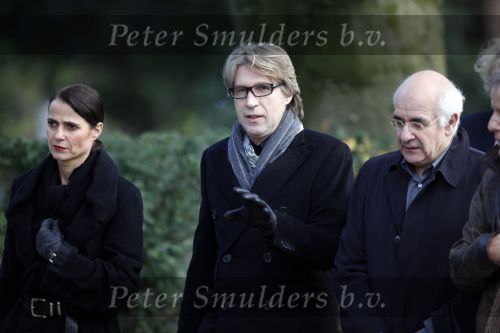Amsterdam 8 december 2009
Begrafenis Ramses Shaffy op zorgvlied. Ramses vertrok met koets vanaf Carre. Daar waren Liesbeth List met man en dochter en Kitty Courbois. frank Boeijen met vrouw en Frits Spits
Peter Smulders bv