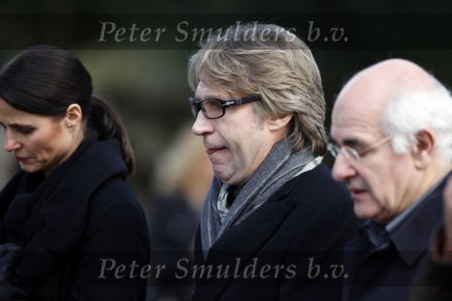 Amsterdam 8 december 2009
Begrafenis Ramses Shaffy op zorgvlied. Ramses vertrok met koets vanaf Carre. Daar waren Liesbeth List met man en dochter en Kitty Courbois. frank Boeijen met vrouw en Frits Spits
Peter Smulders bv