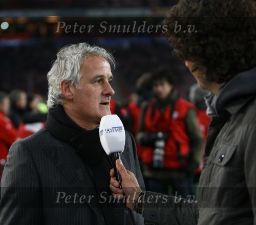 Eindhoven, 12 December 2009
Kompetitiewedstrijd PSV-AZ, eindstand 1-0 Seizoen 2009/2010
Jan Joost v Gangelen in gesprek met Fred Rutten
Foto Junior Smulders