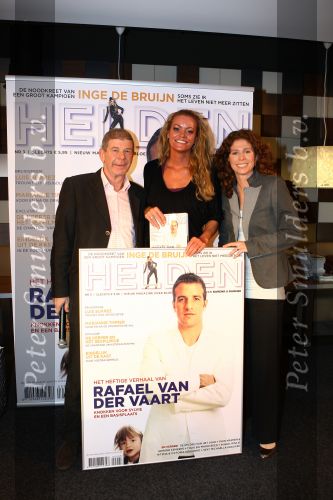 Arnhem, Papendal 8 December 2009
Presentatie 3e uitgave van het magazine HELDEN van Frits Barend en zijn dochter Barbara Barend
Barbara Barend met haar vader Frits Barend en Inge de Bruijn
Foto Peter Smulders