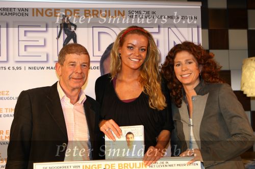 Arnhem, Papendal 8 December 2009
Presentatie 3e uitgave van het magazine HELDEN van Frits Barend en zijn dochter Barbara Barend
Barbara Barend met haar vader Frits Barend en Inge de Bruijn
Foto Peter Smulders