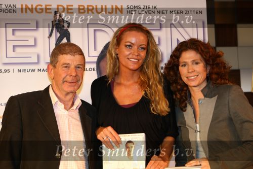 Arnhem, Papendal 8 December 2009
Presentatie 3e uitgave van het magazine HELDEN van Frits Barend en zijn dochter Barbara Barend
Barbara Barend met haar vader Frits Barend en Inge de Bruijn
Foto Peter Smulders