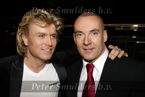 Amsterdam 11 november 2009
Gerard Joling met kaal hooft bij ballet premiere in Carre. Hij heeft zich kaal laten scheren en nieuwe haren laten inplanteren. Gerard met Hans klok
Peter Smulders bv