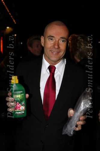 Amsterdam 11 november 2009
Gerard Joling met kaal hooft bij ballet premiere in Carre. Hij heeft zich kaal laten scheren en nieuwe haren laten inplanteren.
Peter Smulders bv