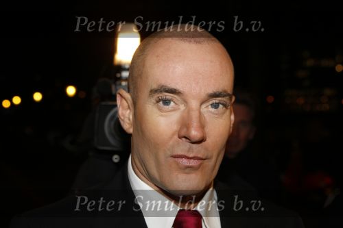 Amsterdam 11 november 2009
Gerard Joling met kaal hooft bij ballet premiere in Carre. Hij heeft zich kaal laten scheren en nieuwe haren laten inplanteren.
Peter Smulders bv