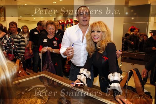 Amsterdam 28 november 2009
Bn ers lopen modeshow en verkopen art bags voor het aids fonds in de bijenkorf. Gerard Joling en Patricia Paay
Peter Smulders bv