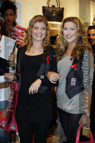 Amsterdam 28 november 2009
Bn ers lopen modeshow en verkopen art bags voor het aids fonds in de bijenhkorf. Gooische meisjes
Peter Smulders bv