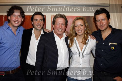 Amsterdam Schiphol 23 november 2009
Presentatie boek Hans Kazan in het Hilton hotel. steven Renzo Oscar en Lara Kazan
Peter Smulders bv