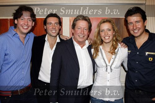 Amsterdam Schiphol 23 november 2009
Presentatie boek Hans Kazan in het Hilton hotel. steven Renzo Oscar en Lara Kazan
Peter Smulders bv