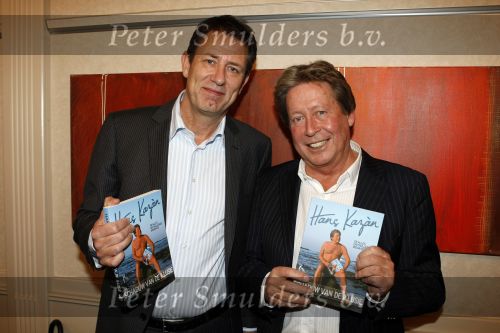 Amsterdam Schiphol 23 november 2009
Presentatie boek Hans Kazan in het Hilton hotel. Ruud Hendriks reikt het eerste boek uit
Peter Smulders bv