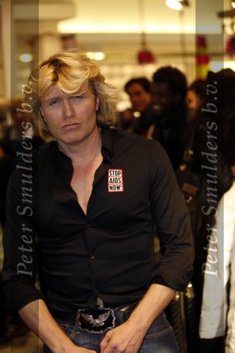 Amsterdam 28 november 2009
Bn ers lopen modeshow en verkopen art bags voor het aids fonds in de bijenhkorf. hans Klok
Peter Smulders bv