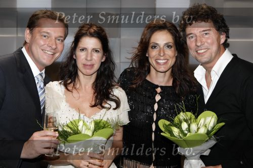 Gouda 7 december 2009
Premiere de gelukkige huisvrouw in het theater van Gouda.
De acteurs zijn Isa Hoes Marc Klein Essink Ruben Lursen Anne Lamsvelt en Marie Louise Stheins.. Heleen v Royen
Peter Smulders bv