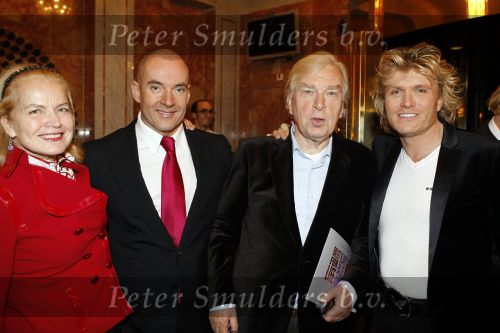 Amsterdam 11 november 2009
Premiere Ballet in carre. Henk v d Meyden met Monica Strotman en gerard Joling en Hans Klok
Peter Smulders bv