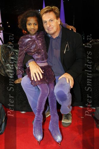 Amsterdam 8 december 2009
Sterren kinderen dansen op het ijs in de rai. Henny Huisman met kleindochter Emma
Peter Smulders bv