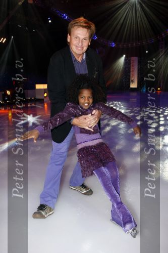 Amsterdam 8 december 2009
Sterren kinderen dansen op het ijs in de rai. Henny Huisman met kleindochter Emma
Peter Smulders bv