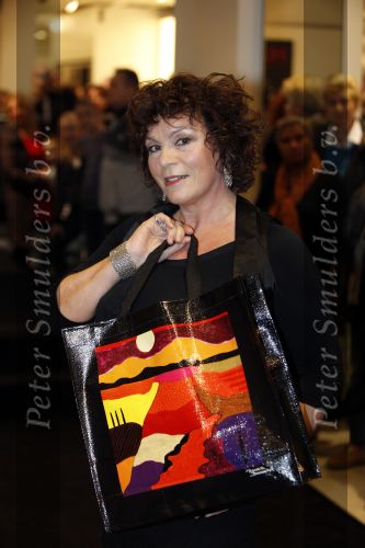 Amsterdam 28 november 2009
Bn ers lopen modeshow en verkopen art bags voor het aids fonds in de bijenhkorf. Henriette Tol
Peter Smulders bv