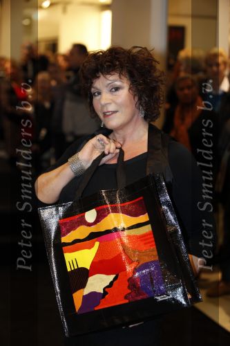 Amsterdam 28 november 2009
Bn ers lopen modeshow en verkopen art bags voor het aids fonds in de bijenhkorf. Henriette Tol
Peter Smulders bv