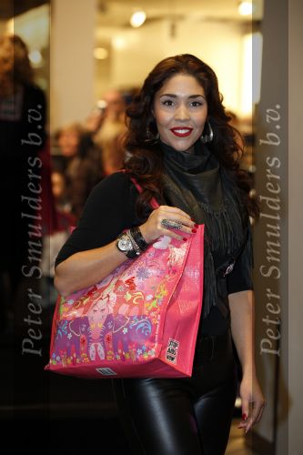 Amsterdam 28 november 2009
Bn ers lopen modeshow en verkopen art bags voor het aids fonds in de bijenhkorf. Hind
Peter Smulders bv