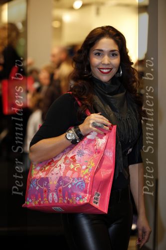 Amsterdam 28 november 2009
Bn ers lopen modeshow en verkopen art bags voor het aids fonds in de bijenhkorf. Hind
Peter Smulders bv