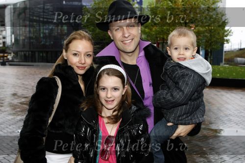 Amsterdam 28 november 2009
Premiere Arthur in pathe Arena. Hugo Metsers met vrouw en kinderen
Peter Smulders bv