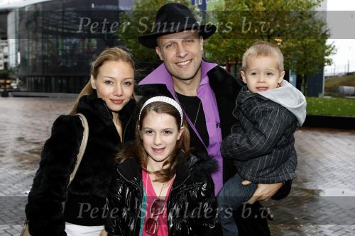 Amsterdam 28 november 2009
Premiere Arthur in pathe Arena. Hugo Metsers met vrouw en kinderen
Peter Smulders bv