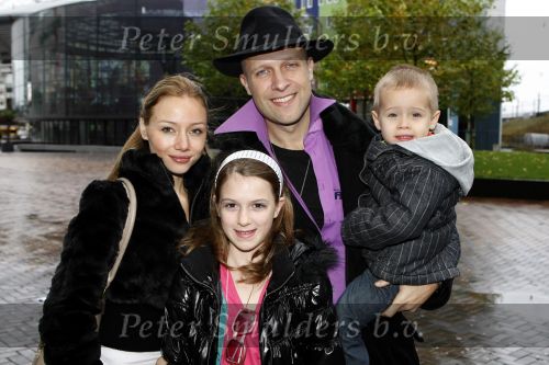 Amsterdam 28 november 2009
Premiere Arthur in pathe Arena. Hugo Metsers met vrouw en kinderen
Peter Smulders bv