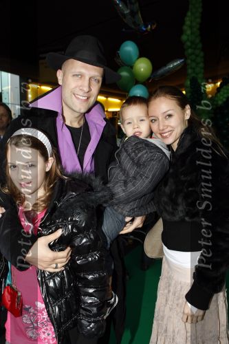 Amsterdam 28 november 2009
Premiere Arthur in pathe Arena. Hugo Metsers met vrouw en kinderen
Peter Smulders bv
