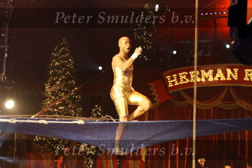 Helmond, 11 November 2009
Kestrscircus Renz met diverse BN-ers in aktie
Humberto Tan aan de trapeze
Foto Peter Smulders