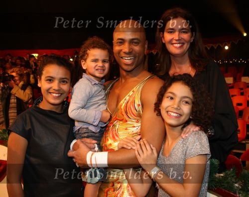 Helmond, 11 November 2009
Kestrscircus Herman Renz met diverse BN-ers in aktie
Humberto Tan met zijn gezin
Foto Peter Smulders