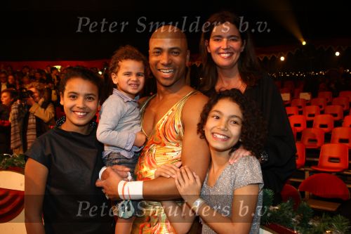 Helmond, 11 November 2009
Kestrscircus Herman Renz met diverse BN-ers in aktie
Humberto Tan met zijn gezin
Foto Peter Smulders