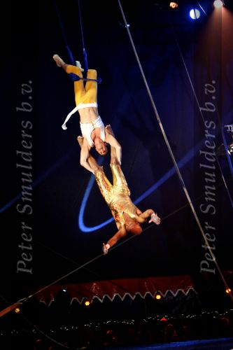 Helmond, 11 November 2009
Kerstcircus Herman Renz met BN-ers
Humberto Tan tijdens zijn uitvoering aan de trapeze
Foto Peter Smulders BV