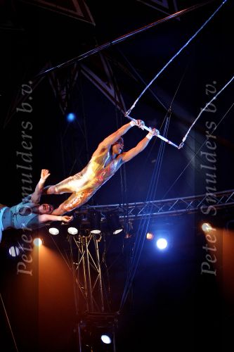 Helmond, 11 November 2009
Kerstcircus Herman Renz met BN-ers
Humberto Tan tijdens zijn uitvoering aan de trapeze
Foto Peter Smulders BV