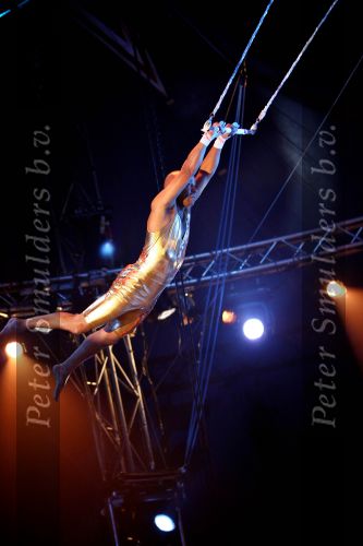Helmond, 11 November 2009
Kerstcircus Herman Renz met BN-ers
Humberto Tan tijdens zijn uitvoering aan de trapeze
Foto Peter Smulders BV