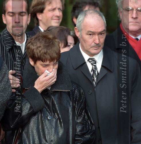 Stramproy, 30 Oktober 1998
Begrafenis ZZN
Ida ( hulp van ZZN met haar man )
Op de achtergrond Alexander Pechtold
Foto Peter Smulders BV