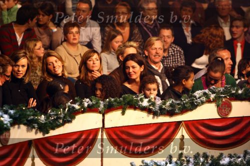Kerstcircus Herman Renz met BN-ers
Humberto Tan tijdens zijn uitvoering aan de trapeze
Zijn vrouw Ineke Tan kijkt met haar kinderen gespannen toe
Foto Peter Smulders BV