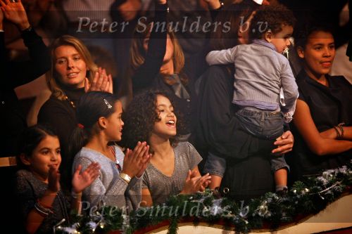 Kerstcircus Herman Renz met BN-ers
Humberto Tan tijdens zijn uitvoering aan de trapeze
Zijn vrouw Ineke Tan kijkt met haar kinderen gespannen toe
Foto Peter Smulders BV
