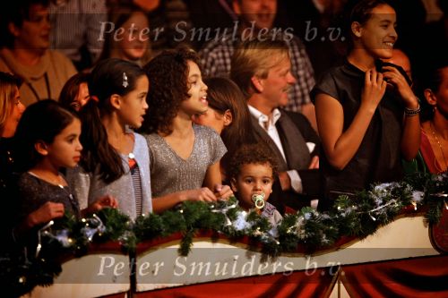 Kerstcircus Herman Renz met BN-ers
Humberto Tan tijdens zijn uitvoering aan de trapeze
Zijn vrouw Ineke Tan kijkt met haar kinderen gespannen toe
Foto Peter Smulders BV
