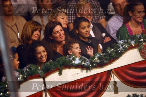 Kerstcircus Herman Renz met BN-ers
Humberto Tan tijdens zijn uitvoering aan de trapeze
Zijn vrouw Ineke Tan kijkt met haar kinderen gespannen toe
Foto Peter Smulders BV