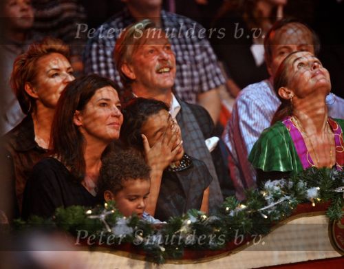 Kerstcircus Herman Renz met BN-ers
Humberto Tan tijdens zijn uitvoering aan de trapeze
Zijn vrouw Ineke Tan kijkt met haar kinderen gespannen toe
Foto Peter Smulders BV