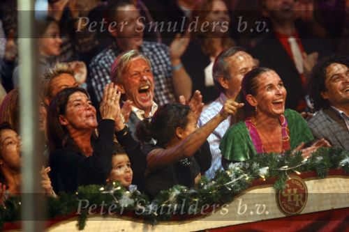 Kerstcircus Herman Renz met BN-ers
Humberto Tan tijdens zijn uitvoering aan de trapeze
Zijn vrouw Ineke Tan kijkt met haar kinderen gespannen toe
Foto Peter Smulders BV