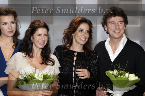 Gouda 7 december 2009
Premiere de gelukkige huisvrouw in het theater van Gouda.
De acteurs zijn Isa Hoes Marc Klein Essink Ruben Lursen Anne Lamsvelt en Marie Louise Stheins.. Heleen v Royen
Peter Smulders bv