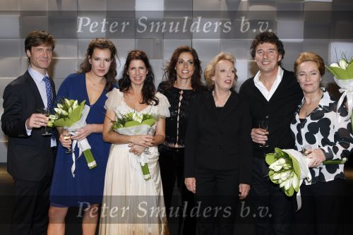 Gouda 7 december 2009
Premiere de gelukkige huisvrouw in het theater van Gouda.
De acteurs zijn Isa Hoes Marc Klein Essink Ruben Lursen Anne Lamsvelt en Marie Louise Stheins.. Heleen v Royen
Peter Smulders bv