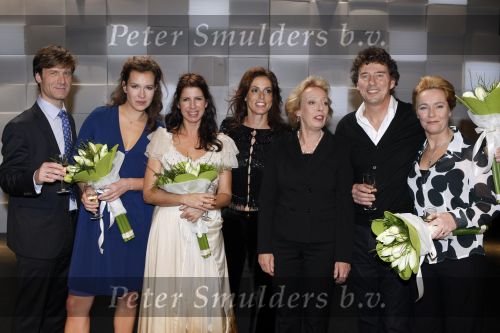 Gouda 7 december 2009
Premiere de gelukkige huisvrouw in het theater van Gouda.
De acteurs zijn Isa Hoes Marc Klein Essink Ruben Lursen Anne Lamsvelt en Marie Louise Stheins.. Heleen v Royen
Peter Smulders bv