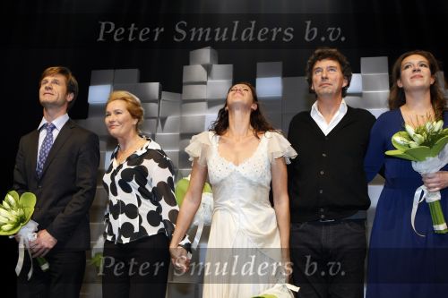 Gouda 7 december 2009
Premiere de gelukkige huisvrouw in het theater van Gouda.
De acteurs zijn Isa Hoes Marc Klein Essink Ruben Lursen Anne Lamsvelt en Marie Louise Stheins.
Peter Smulders bv