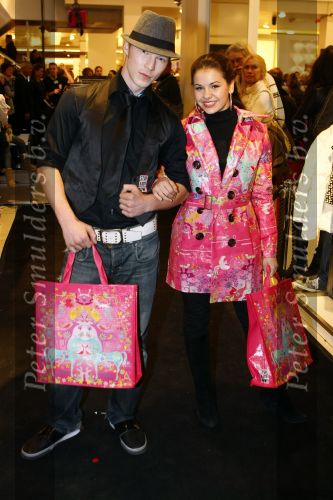 Amsterdam 28 november 2009
Bn ers lopen modeshow en verkopen art bags voor het aids fonds in de bijenhkorf. Ivan Paulovich
Peter Smulders bv