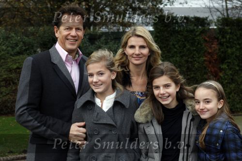 Kaatsheuvel 29 november 2009
Presentatie CD Sound of music in het efteling theater. jan Willem en Francis Bruggenwirth met dochters en een vriendinnetje
Peter Smulders bv